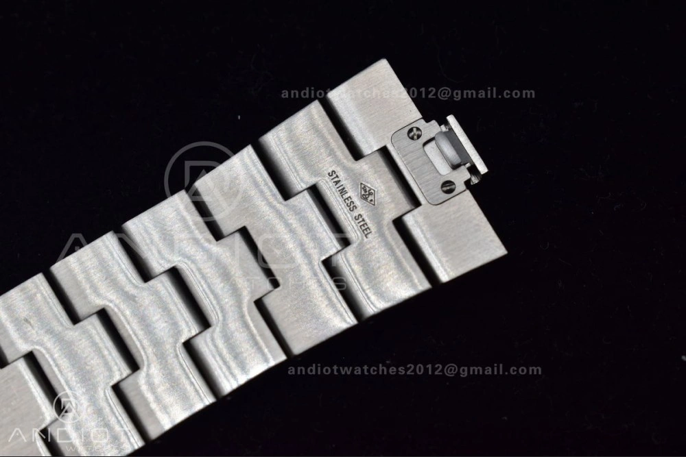 TravelReady Overseas 4500V SS ZF 1:1 Best Edition Silver Dial on SS Bracelet A 924