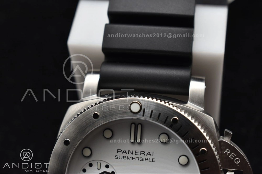 Resilient PAM2223 Submersible 42mm VSF Best Edition White Dial on Black Rubber Strap P 347