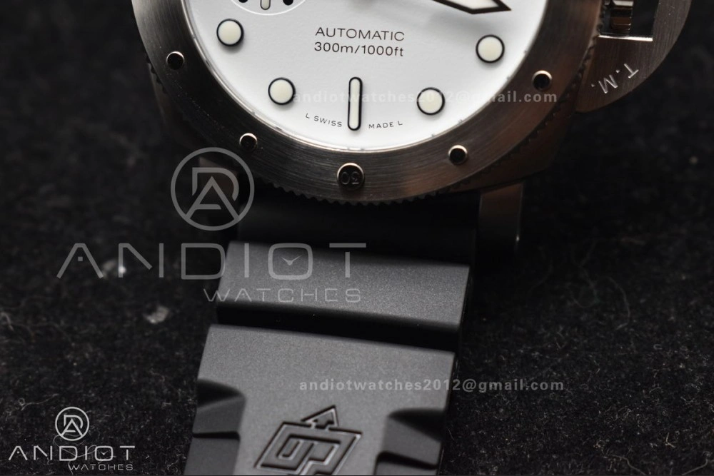 Resilient PAM2223 Submersible 42mm VSF Best Edition White Dial on Black Rubber Strap P 347