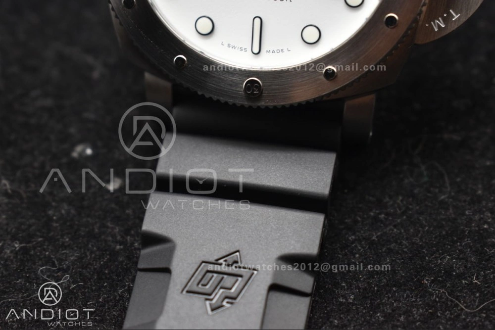 Resilient PAM2223 Submersible 42mm VSF Best Edition White Dial on Black Rubber Strap P 347