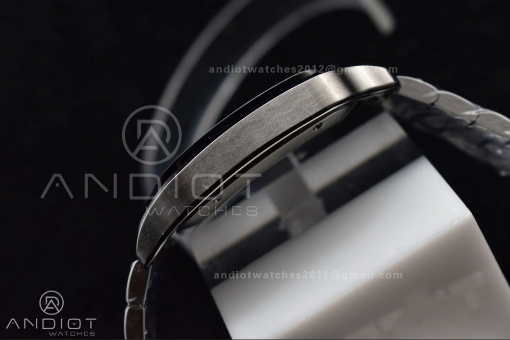 Santos de Cartier 40mm SS 3KF 1:1 Best Edition White Dial Black Bezel on SS Bracelet MIYOTA FashionForward 1049