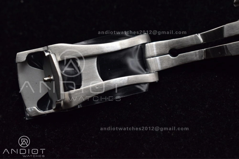 Seamaster 300M 42mm James Bond 60th anniversary VSF Best Edition on Mesh Bracelet A FashionForward 57
