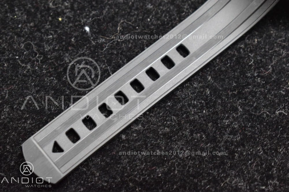 Speedmaster Moonwatch in Moonshine Gold YG RMF Best Edition YG Dial on Black Rubber Strap Manual Chrono Efficient 11